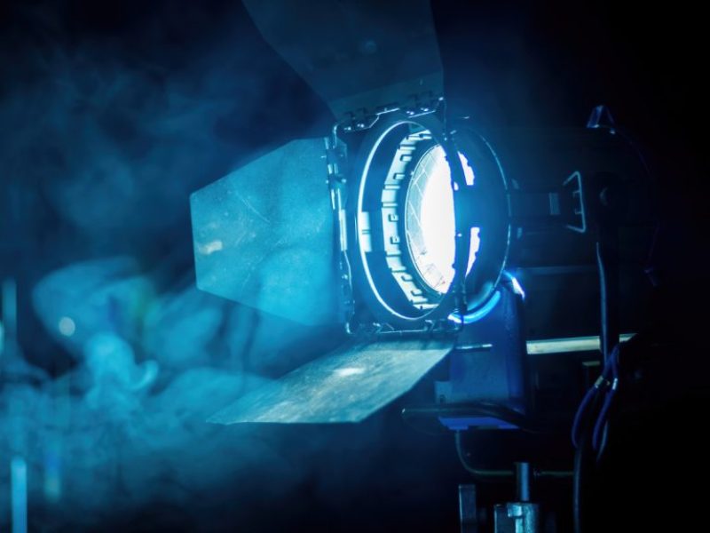 professional-lighting-equipment-movie-set-with-smoke-air(1)